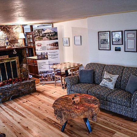 Brook Road Inn Goshen エクステリア 写真