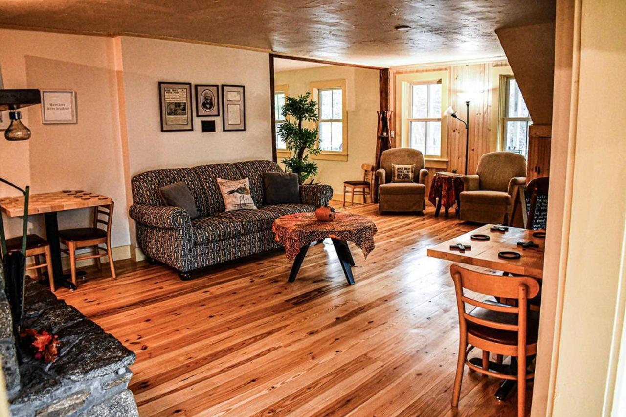 Brook Road Inn Goshen エクステリア 写真