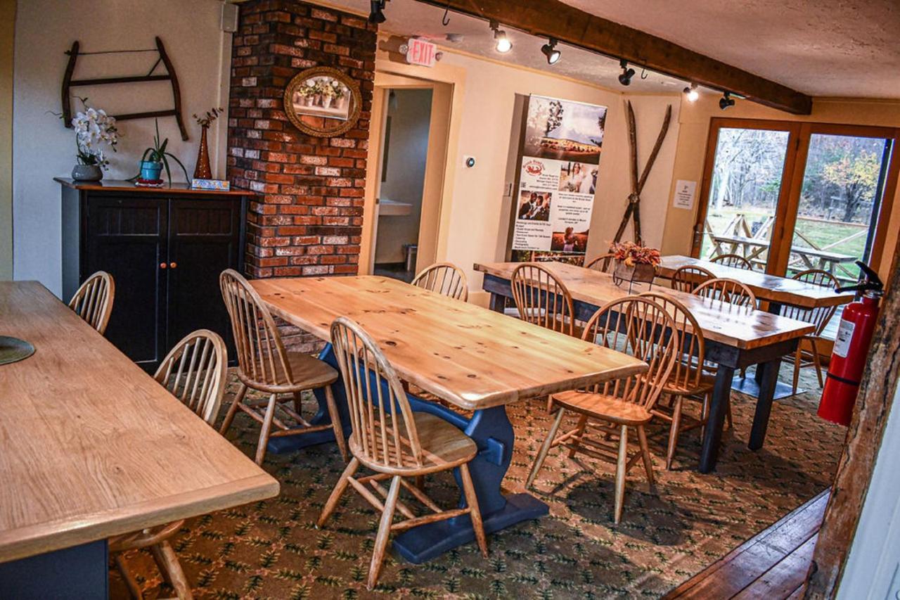 Brook Road Inn Goshen エクステリア 写真