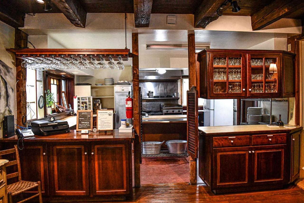 Brook Road Inn Goshen エクステリア 写真