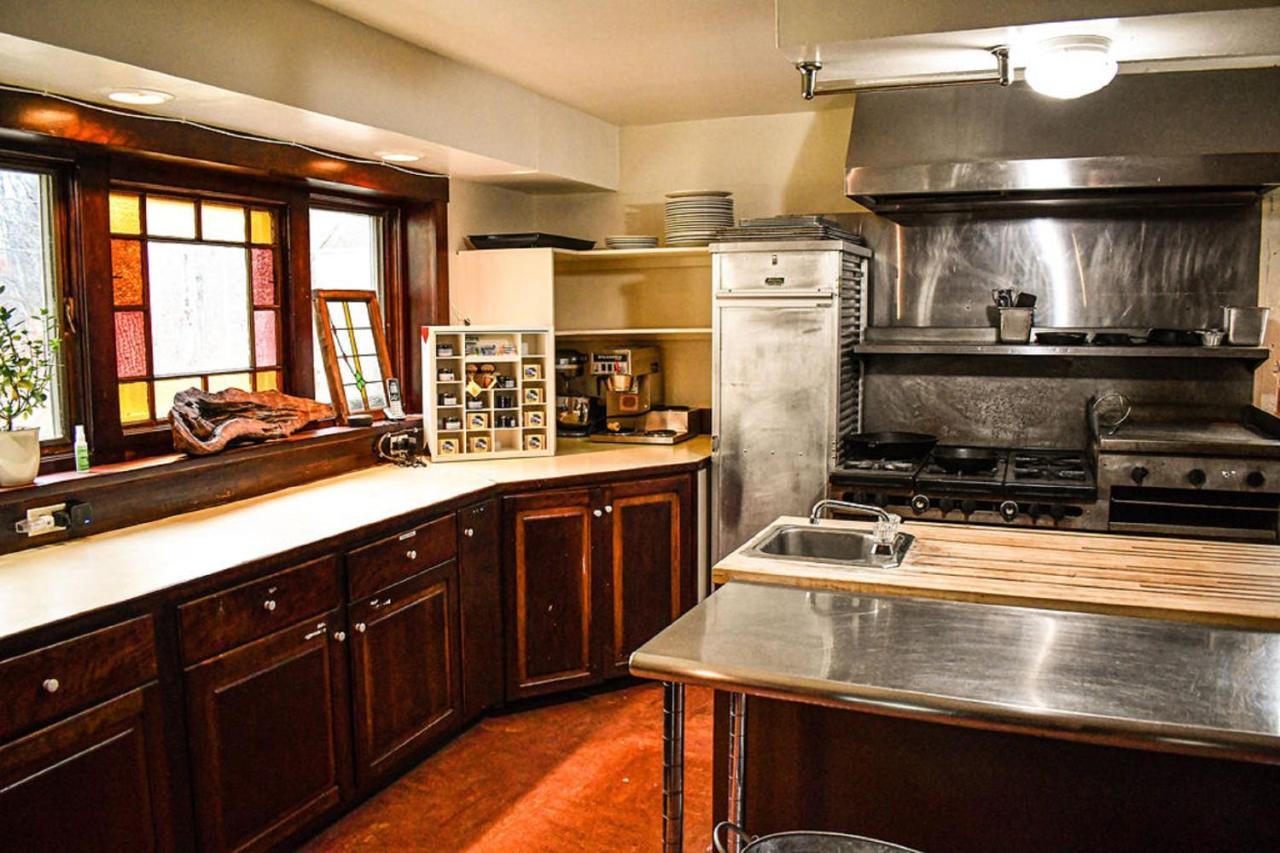 Brook Road Inn Goshen エクステリア 写真