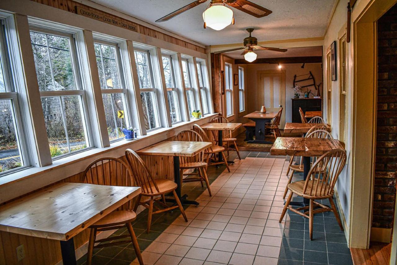 Brook Road Inn Goshen エクステリア 写真