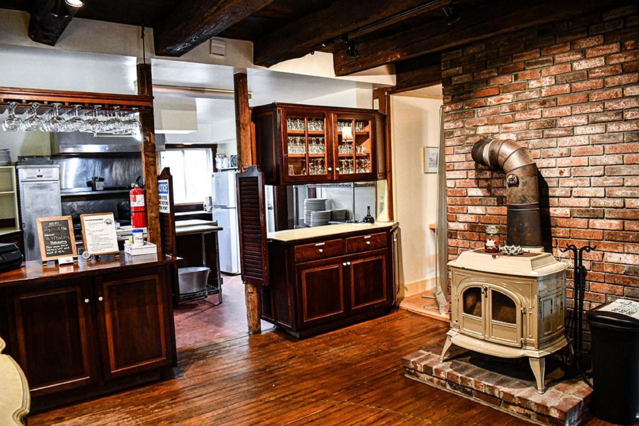 Brook Road Inn Goshen エクステリア 写真