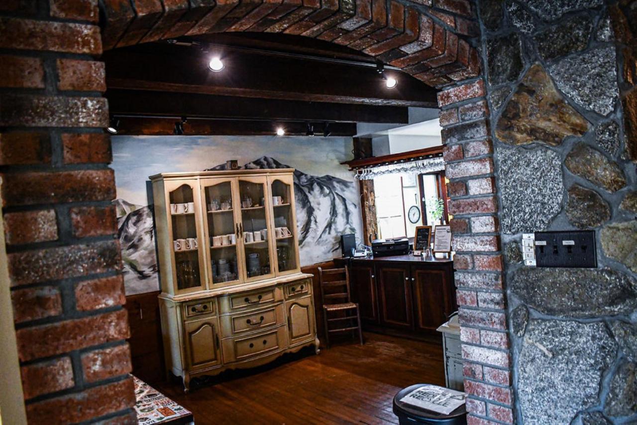 Brook Road Inn Goshen エクステリア 写真
