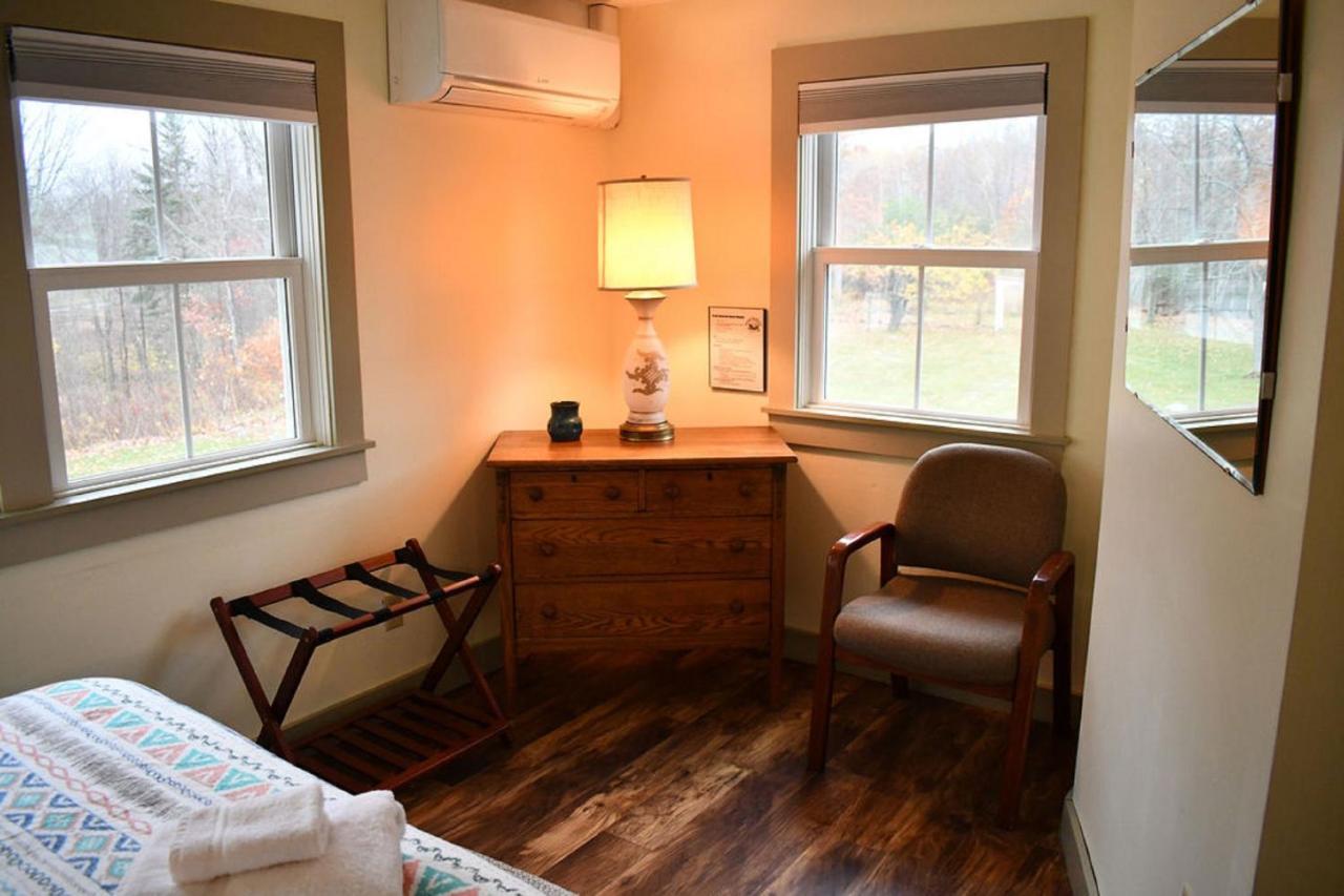 Brook Road Inn Goshen エクステリア 写真