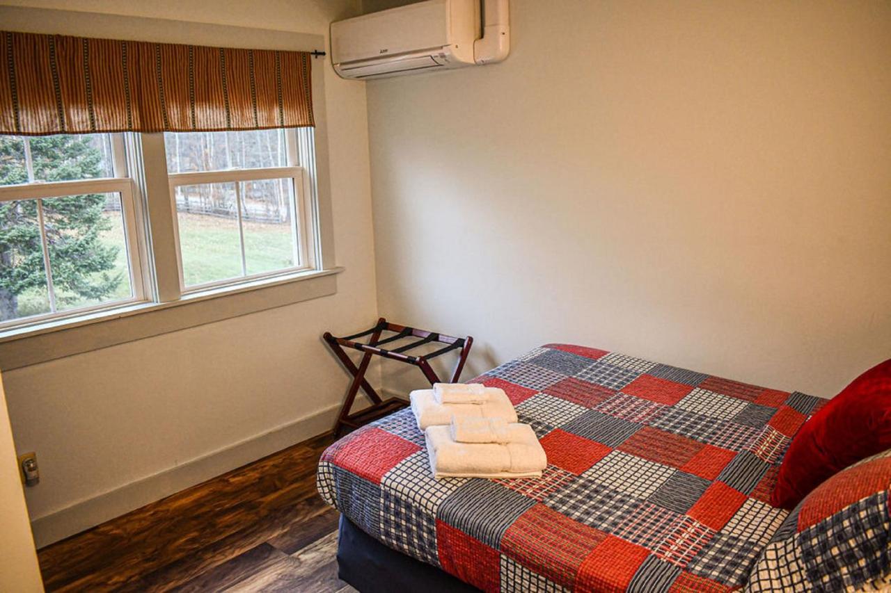 Brook Road Inn Goshen エクステリア 写真