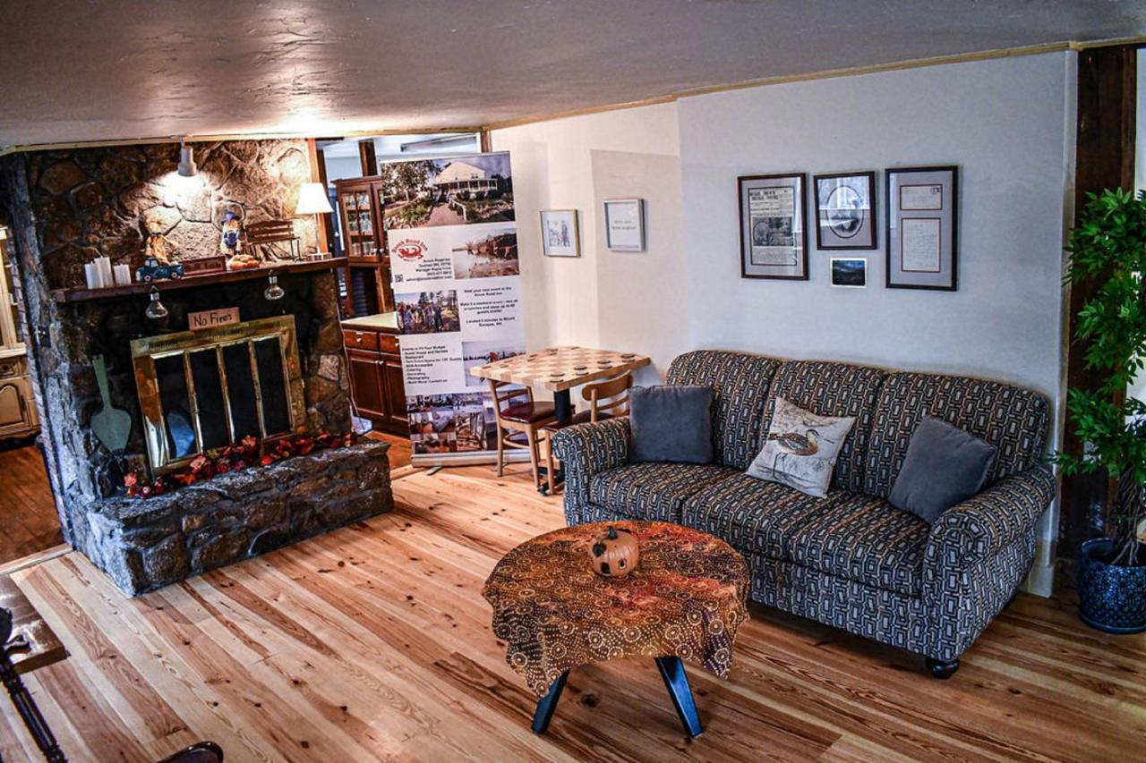 Brook Road Inn Goshen エクステリア 写真