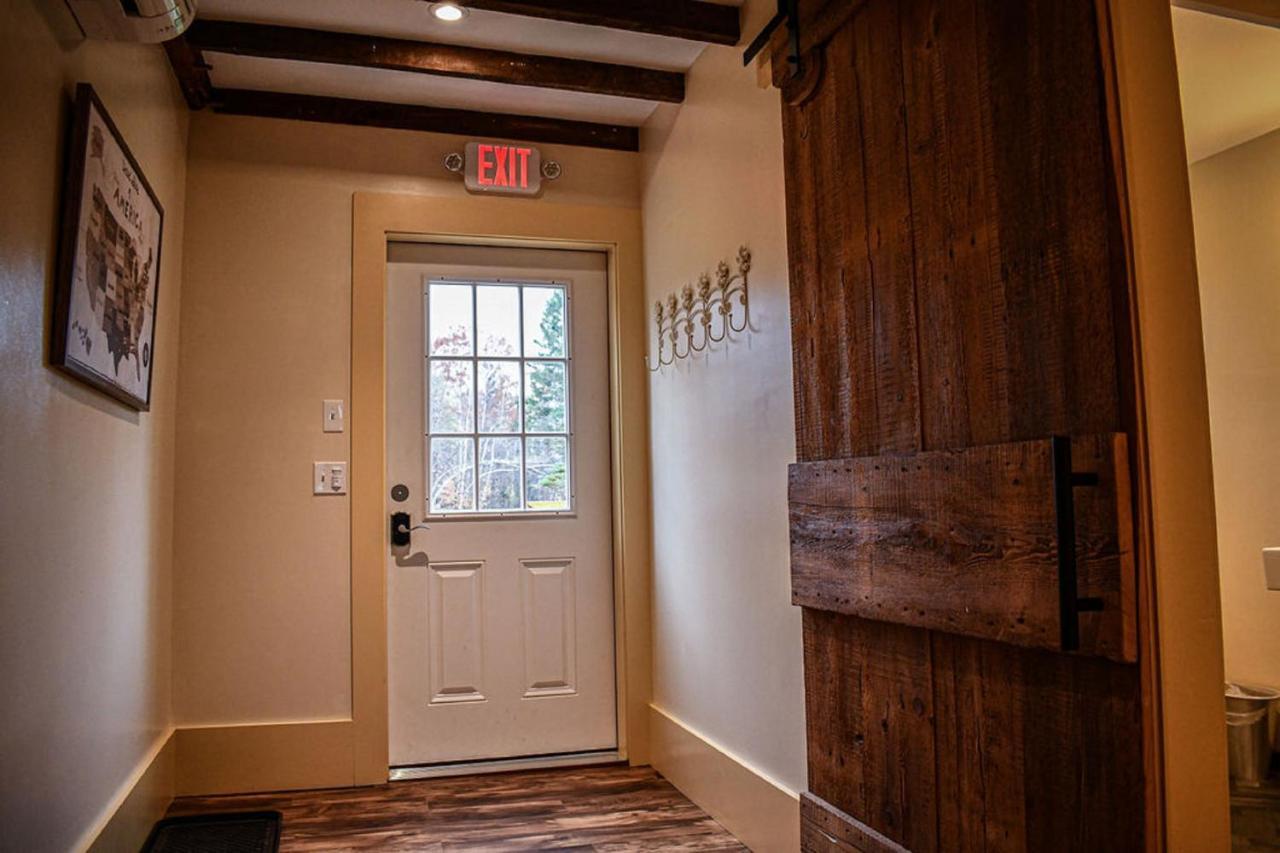 Brook Road Inn Goshen エクステリア 写真
